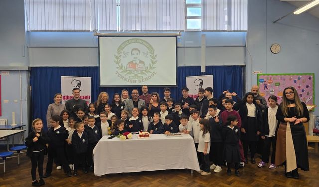 İngiltere’de Bülent Ecevit Türk Okulu’ndan Çifte Kutlama