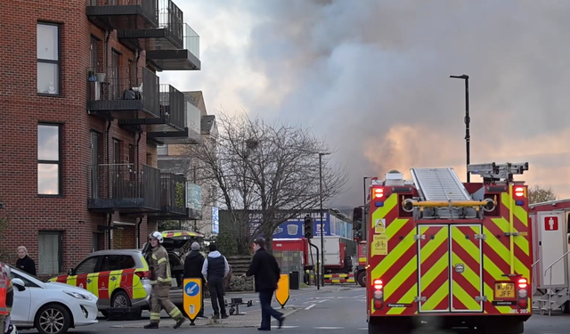 Londra'daki yangınına 150 itfaiyeci müdahale etti