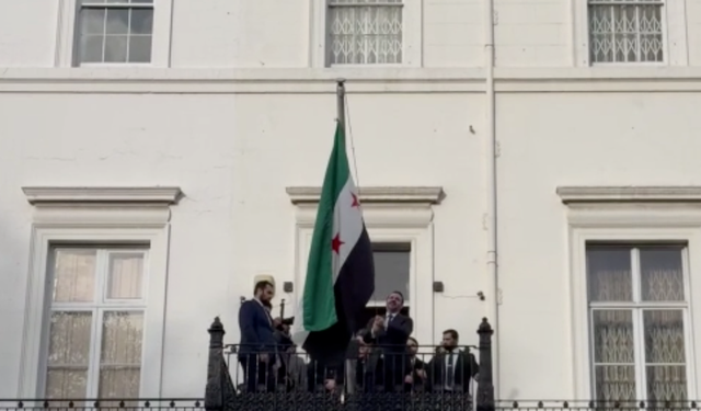 Suriye bayrağı Londra'da dalgalanmaya başladı