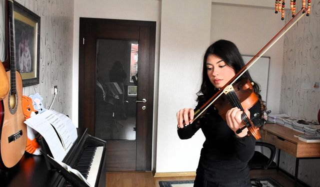 14 yaşındaki keman sanatçısı Ceren, yeteneğiyle adını dünyaya duyuruyor