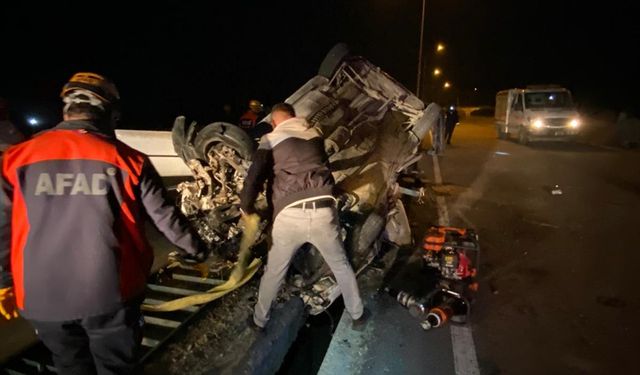 Afyonkarahisar'da köprü demirlerine çarpan otomobildeki 1 kişi öldü, 3 kişi yaralandı