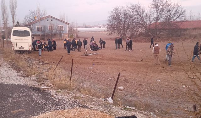 Afyonkarahisar'da öğrenci servis aracı ile kamyonet çarpıştı, 14 kişi yaralandı