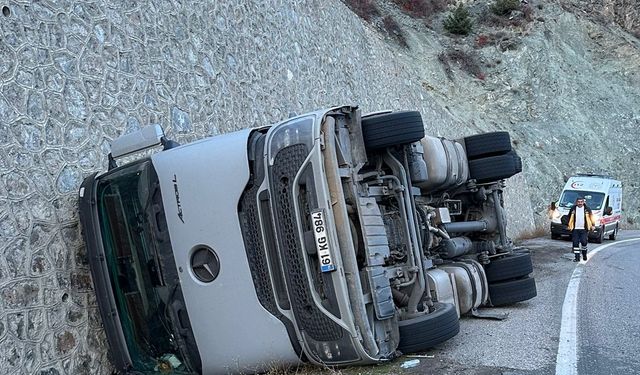 Artvin'de kömür yüklü tırın devrilmesi sonucu sürücü yaralandı
