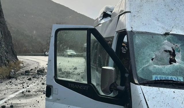 Artvin'de seyir halindeki yolcu minibüsüne kaya parçaları düştü
