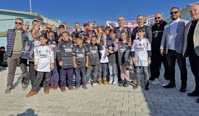 Beşiktaş gönüllülerinden Hatay'da depremzede öğrencilere forma