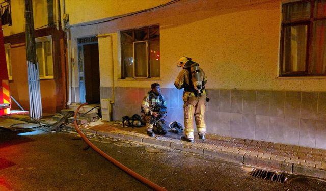 Bursa'da 3 katlı binanın çatısında çıkan yangın söndürüldü