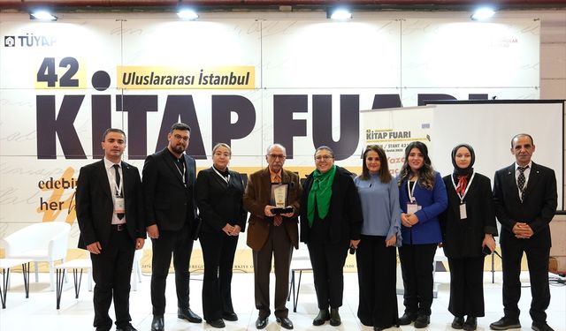 Çocuk edebiyatı yazarı Yalvaç Ural, kitap fuarında okurlarıyla buluştu