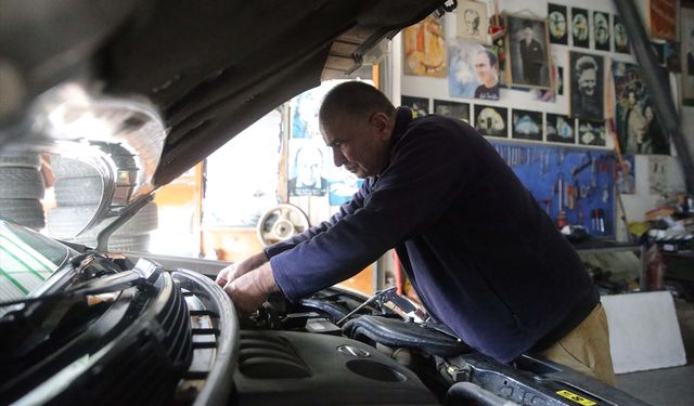 Datça'nın İsa ustası kütüphaneye çevirdiği tamirhanesinde kitap sevgisi aşılıyor