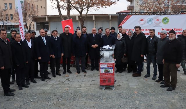 Erzincan'da 70 çiftçiye törenle dut sıkma ve koyun kırkma makinesi dağıtıldı