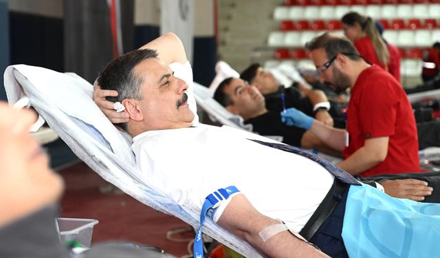 Erzurum'da 45'inci kez kan bağışı yapan Vali Çiftçi'ye plaket verildi