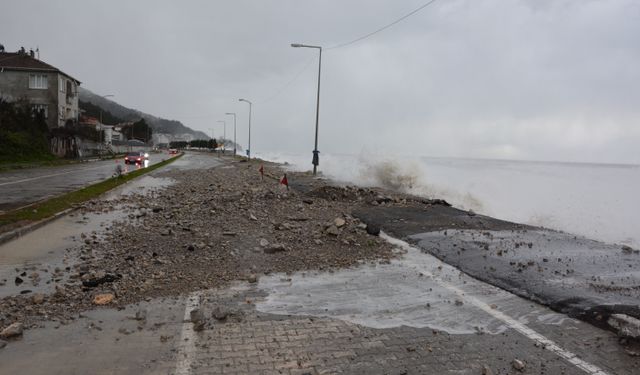 Fırtına nedeniyle Karadeniz'de oluşan dalgalar Kastamonu'da sahil şeridine zarar verdi