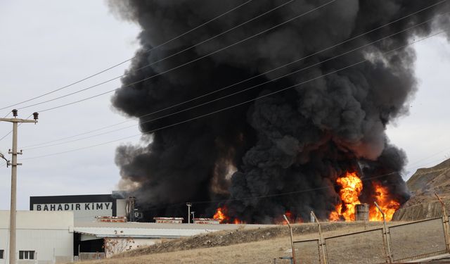 GÜNCELLEME 2 - Kırıkkale OSB'de bir fabrikada çıkan yangına müdahale ediliyor