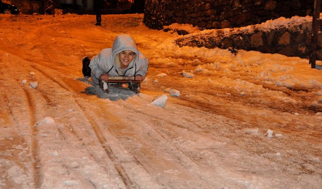 Hakkari'de çocuklar kızak ve bidonlarla kayarak eğlendi