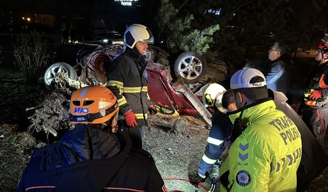 Karabük'te refüje devrilen otomobilin sürücüsü öldü