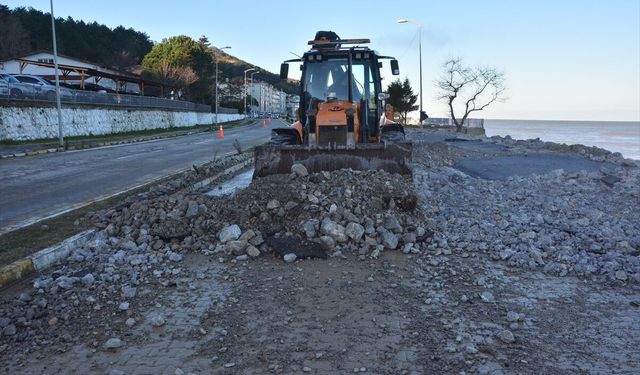 Karadeniz'de dev dalgalar sahilde hasara yol açtı