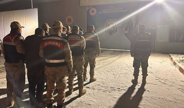 Kars'ta 28 düzensiz göçmen yakalandı, 3 zanlı tutuklandı