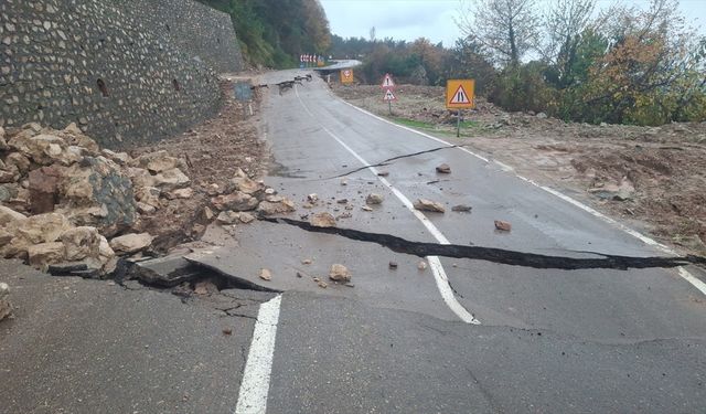 Kastamonu'da heyelan nedeniyle Cide-Bartın kara yolu ulaşıma kapandı
