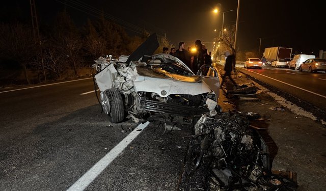 Kilis'te park halindeki tıra çarpan otomobilde 2 kişi yaralandı