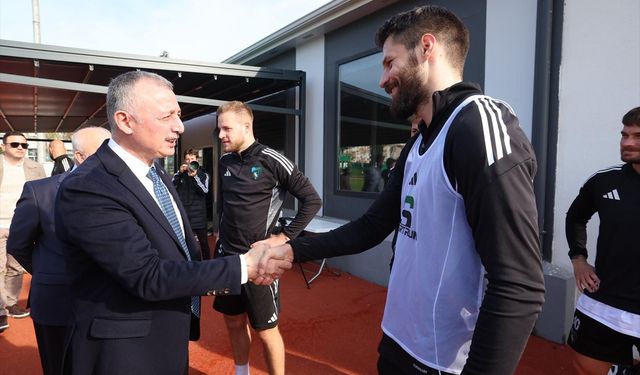Kocaeli Büyükşehir Belediye Başkanı Büyükakın, Kocaelispor antrenmanını ziyaret etti