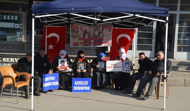 Muş'ta evlatlarına kavuşmak isteyen aileler, DEM Parti önündeki eylemlerini sürdürdü