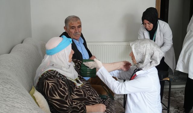 Muş'ta sağlık ekipleri hastalıkların erken teşhisi için köy köy dolaşıyor