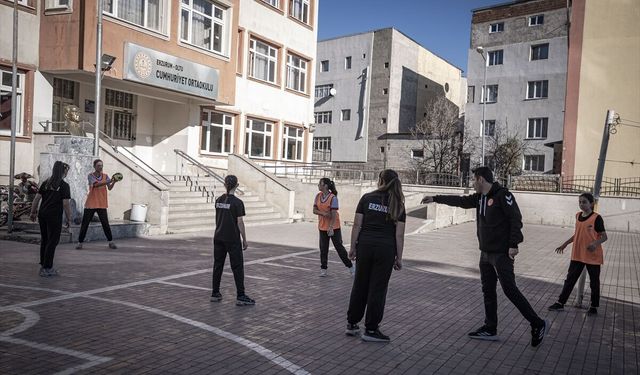 Parke taşında hentbol oynamaya başlayan Oltulu kızlar lisanslı sporcu oldu