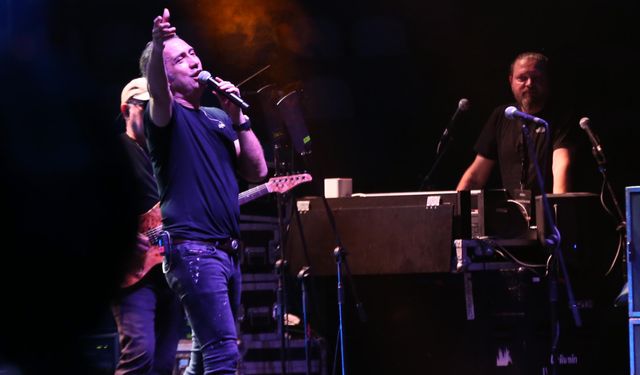 Rize'de 'Yaşayan Miras Şöleni'nde şarkıcı Kıraç sahne aldı