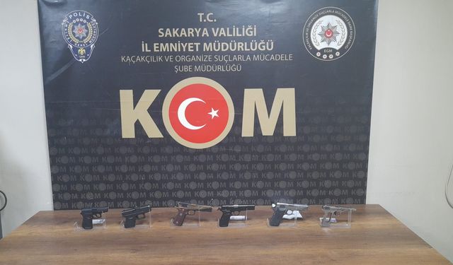 Sakarya'da 8 tabancaya el konuldu, 4 şüpheli gözaltına alındı