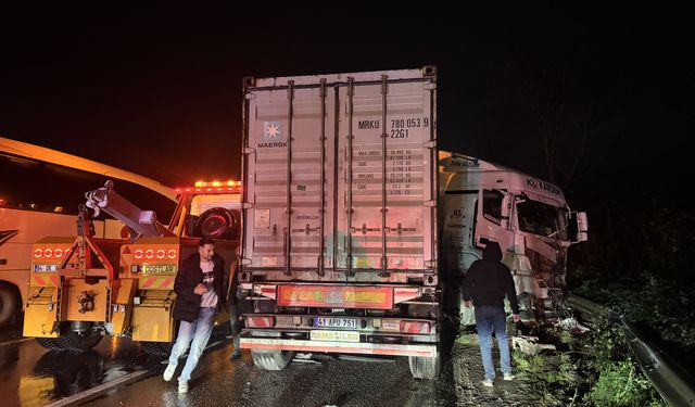 Sakarya'da zincirleme trafik kazasında 12 kişi yaralandı