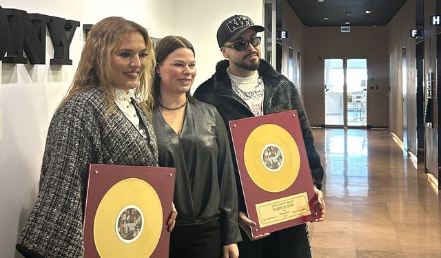 Sefo ve Demet Akalın, Sony Music Türkiye'den 'Diamond Plak' ödülü aldı