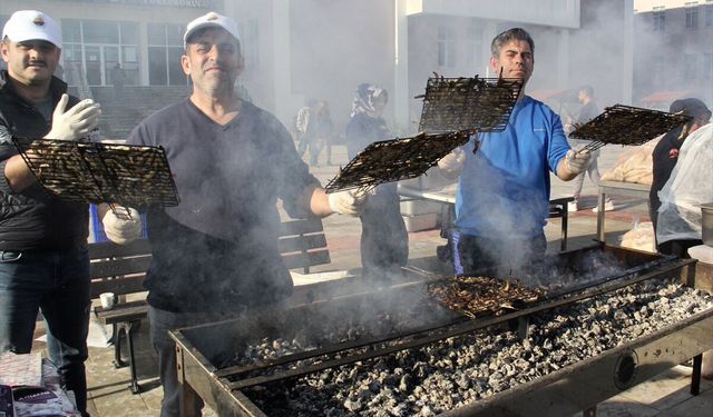Sinop'ta şenlikte katılımcılara 1 ton hamsi ikram edildi
