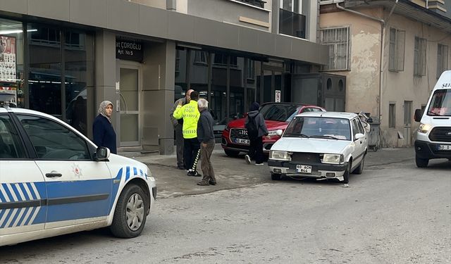 Tokat'ta 'dur' ihtarına uymayan otomobilin çarptığı jandarma personeli yaralandı