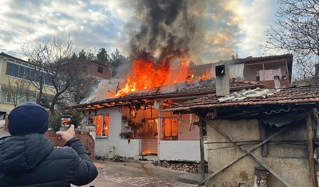 Tokat'ta tek katlı ev yangında kullanılamaz hale geldi