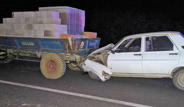 Uşak'ta traktörün römorkuna çarpan otomobildeki 3 kişi yaralandı