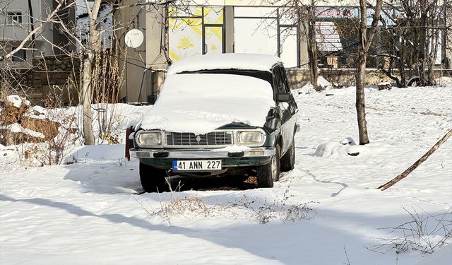 Van ve Bitlis'te 70 yerleşim yerinin yolu kardan kapandı