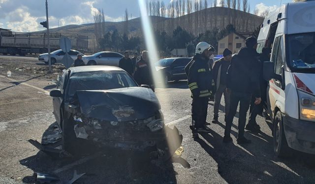 Yozgat'ta otomobil ile kamyonun çarpıştığı kazada 5 kişi yaralandı