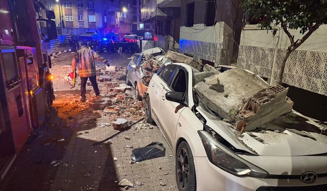 Zeytinburnu'nda boşaltılan binanın çatısından kopan beton parçaları park halindeki 3 aracın üzerine düştü