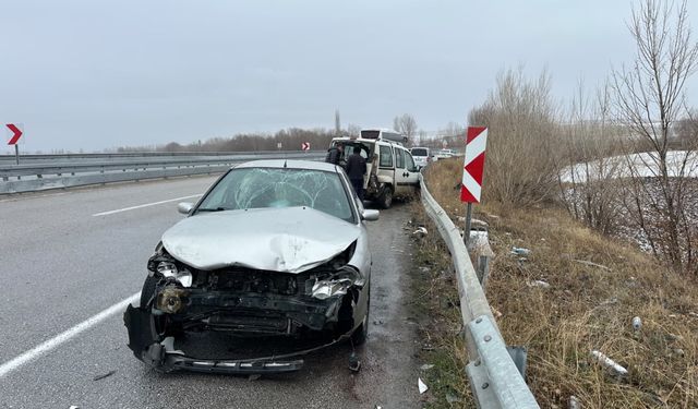 Bariyerlere çarpan araçtan inen kazazedelere otomobil çarptı: 5 yaralı