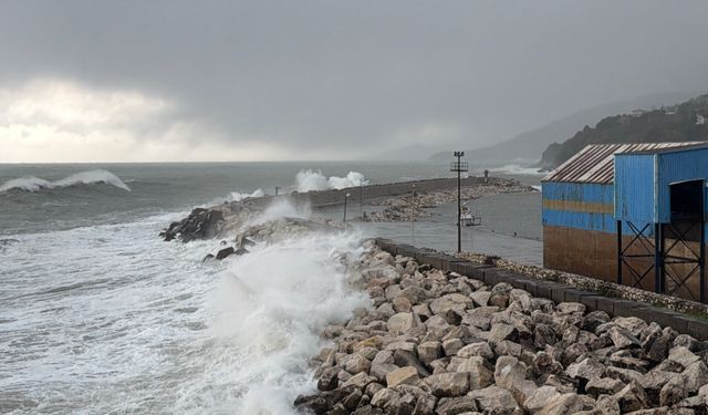 Bartın'da fırtına; dalga boyu 7 metreye ulaştı