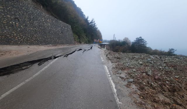 Cide-Bartın kara yolu, heyelan nedeniyle ulaşıma kapatıldı