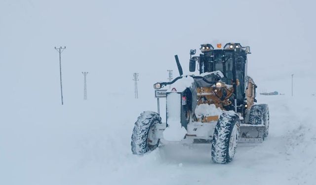 Hakkari'de 281 yerleşim yeri ulaşıma kapandı; okullara 'kar' tatili