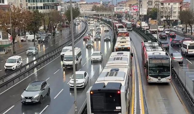 İstanbul- Avcılar'da metrobüs arızalandı; duraklarda yoğunluk oluştu
