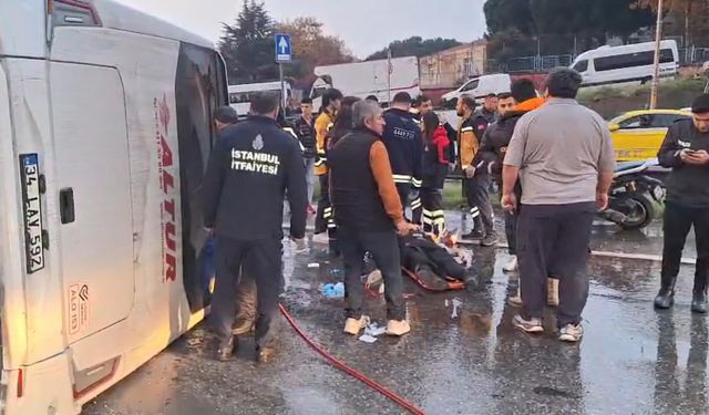 İstanbul - Maltepe D-100'de servis minibüsü devrildi: 3 yaralı - 2 / Ek görüntüyle