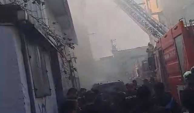 İstanbul - Sultangazi'de binanın çatısında yangın; yaralılar var-2 / Ek görüntü