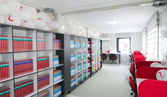 Kızılay'ın prefabrik kütüphanesinden, Kızılay Genel Başkanı Yılmaz'ın ders verdiği tıp fakültesine