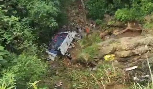 Kolombiya'da otobüs uçuruma yuvarlandı: 17 ölü, 20 yaralı