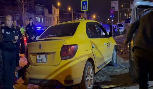 Marketteki arkadaşının taksisini çaldığı anlar kamerada