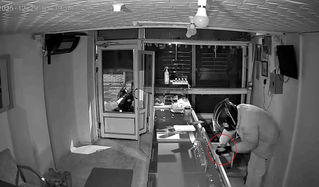 Motosiklet kaskı takan hırsız, kuyumcu dükkanından 5,5 kilo altın çaldı
