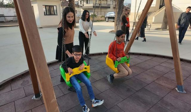 Özel gereksinimli öğrencileriyle güne özel klip hazırladı