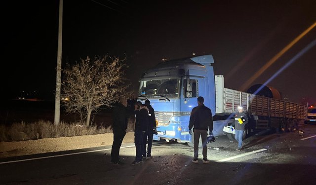 Park halindeki TIR'a çarpan otomobildeki 2 kişi yaralandı